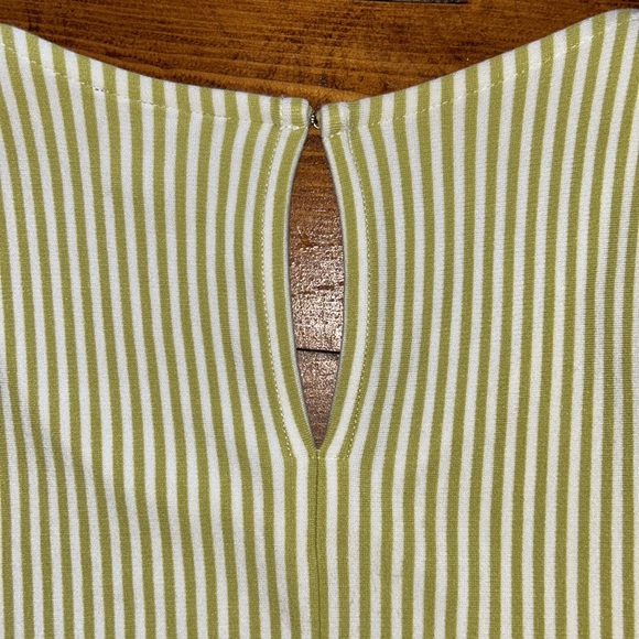 Ann Taylor very comfortable soft stretch sleeveless ruffle detail hem tank - Picture 2 of 4